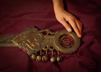 Trương Ngọc Ánh đăng tin "tìm" chồng, giới thiệu binh khí được thiết kế riêng cho dự án "Trưng Vương" 002