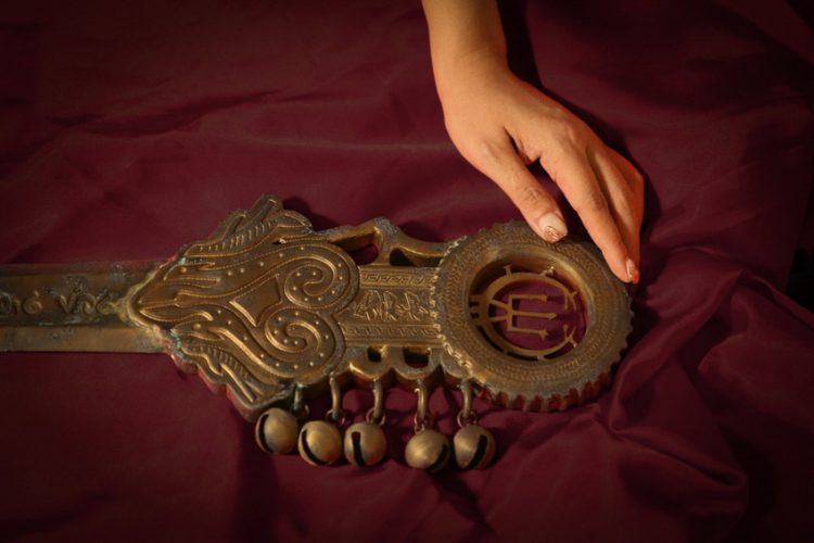 Trương Ngọc Ánh đăng tin "tìm" chồng, giới thiệu binh khí được thiết kế riêng cho dự án "Trưng Vương" 002