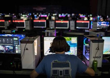 Trò chơi điện tử và trò chuyện trực tuyến là 'cơ sở săn lùng' cho những kẻ săn mồi tình dục -1