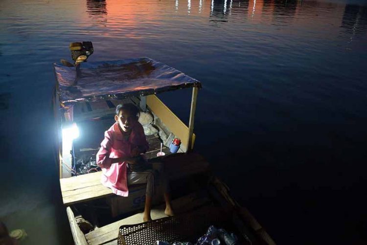 'Người thủy diện' trên sông Sài Gòn -2