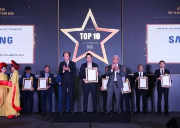 Ông Nguyễn Quang Long, Giám đốc kinh doanh khối khách hàng doanh nghiệp thiết bị di động công ty Điện tử Samsung Vina lên nhận giải