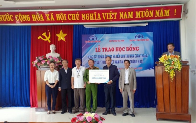 Quỹ Toyota Việt Nam tặng học bổng “Vòng tay nhân ái” tại tỉnh Quảng Ngãi