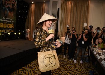 Hari Won diện áo bà ba, đội nón lá đi dự sự kiện của ông xã Trấn Thành 01