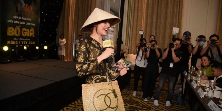 Hari Won diện áo bà ba, đội nón lá đi dự sự kiện của ông xã Trấn Thành 01