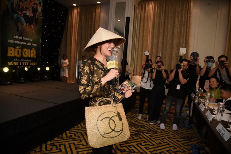 Hari Won diện áo bà ba, đội nón lá đi dự sự kiện của ông xã Trấn Thành 01