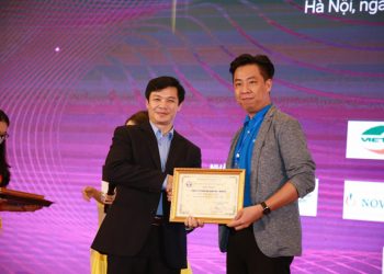 Đại diện MedPro nhận Bảng ghi nhận tại buổi lễ