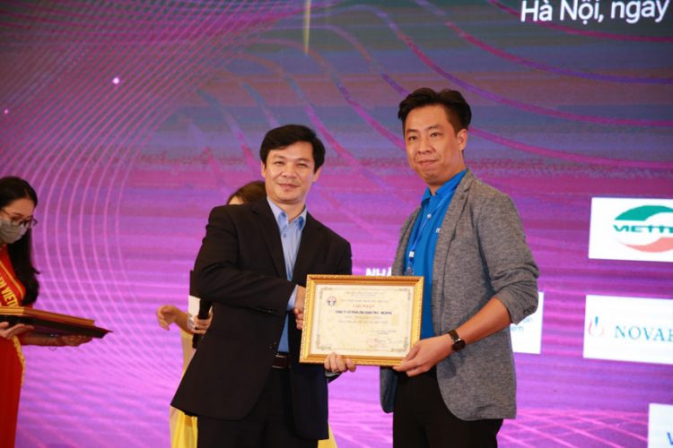 Đại diện MedPro nhận Bảng ghi nhận tại buổi lễ