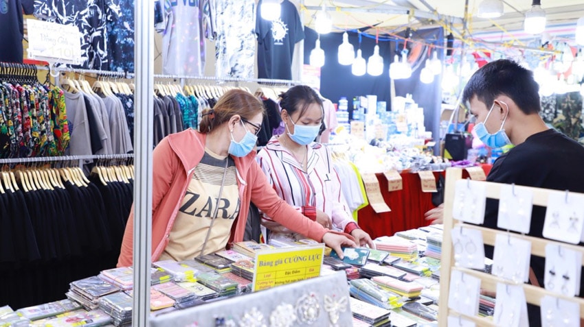 Hàng trăm sản phẩm phục vụ tại hội chợ mua sắm tết hàng Việt Nam - Thái Lan - 16