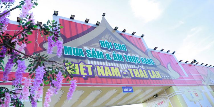 Hàng trăm sản phẩm phục vụ tại hội chợ mua sắm tết hàng Việt Nam - Thái Lan - 17