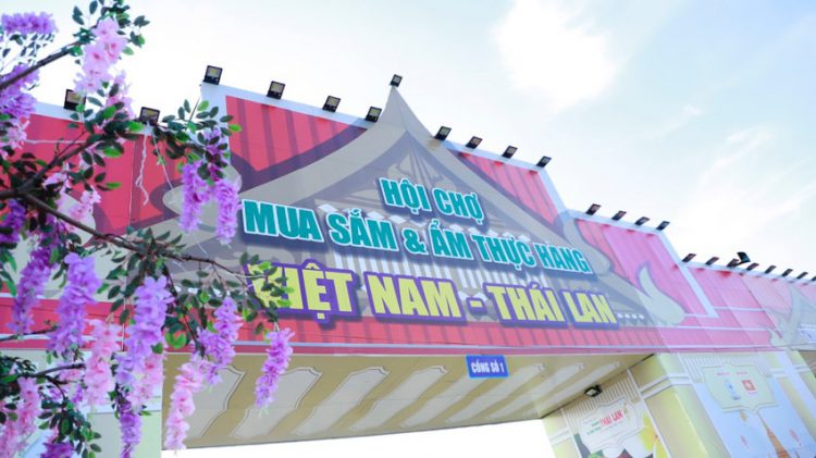 Hàng trăm sản phẩm phục vụ tại hội chợ mua sắm tết hàng Việt Nam - Thái Lan - 17