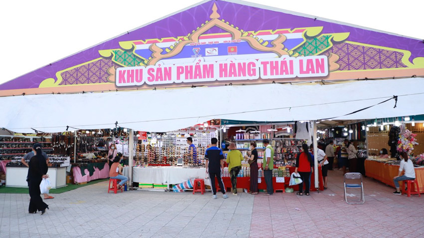 Hàng trăm sản phẩm phục vụ tại hội chợ mua sắm tết hàng Việt Nam - Thái Lan 6