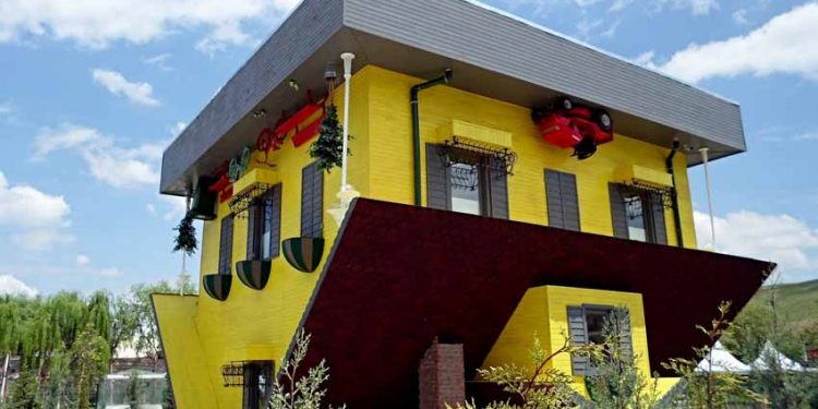 Kỳ lạ nhà úp ngược - 1