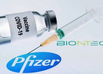 Vaccine ngừa COVID-19 do hai hãng dược phẩm Pfizer và BioNTech của Đức phối hợp bào chế. Ảnh: AFP