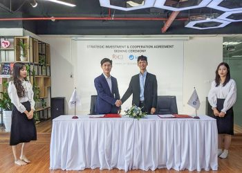 Trương Hồng Thi – Founder & CEO của Icetea (bên phải) ký kết hợp tác với ông Phan Thế Dũng – Tổng giám đốc Công ty Cổ phần Rikkeisoft.
