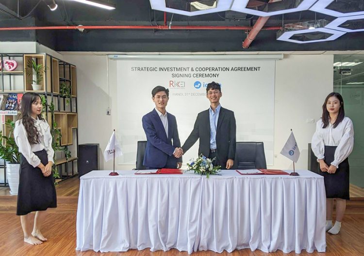 Trương Hồng Thi – Founder & CEO của Icetea (bên phải) ký kết hợp tác với ông Phan Thế Dũng – Tổng giám đốc Công ty Cổ phần Rikkeisoft.
