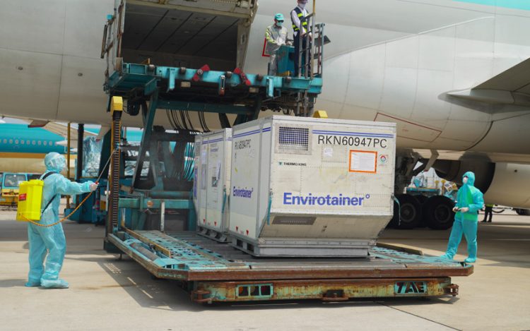 Lô COVID-19 Vaccine AstraZeneca đầu tiên đã về đến Việt Nam-2