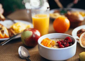 10 thực phẩm làm cho bạn trông mệt mỏi