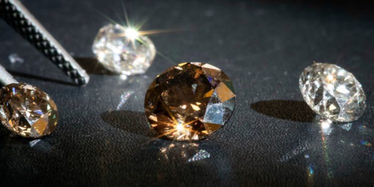 Kim cương nhân tạo ngày nay sạch và cứng hơn kim cương tự nhiên