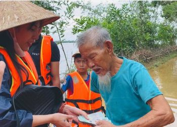 Thủy Tiên trao tiền mặt cho người dân miền Trung bị ảnh hưởng bão lũ. Ảnh: FBNV