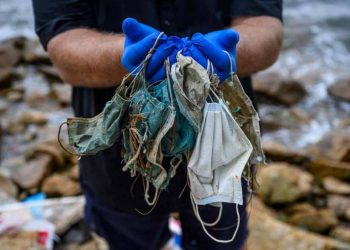 Khẩu trang là 'virus' với Trái đất - 2