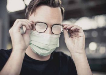 Để khẩu trang không làm mờ kính của bạn