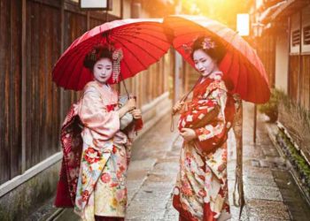 Giới giàu Nhật Bản 'vung tay quá trán' vì Covid-19 - 1