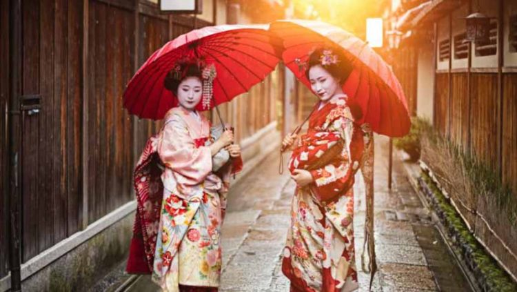 Giới giàu Nhật Bản 'vung tay quá trán' vì Covid-19 - 1