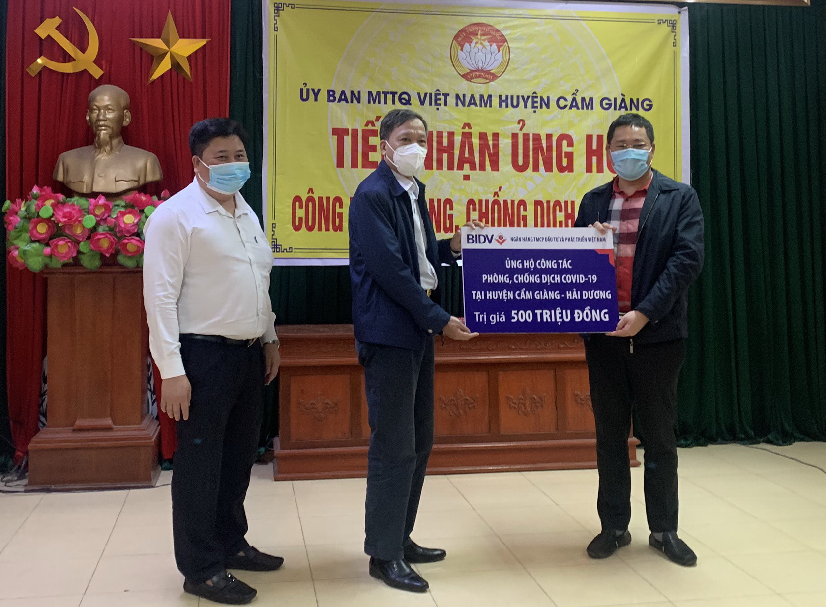 Đại diện BIDV trao tặng ủng hộ phòng chống COVID-19 tại huyện Cẩm Giàng, Hải Dương. Nguồn: BIDV