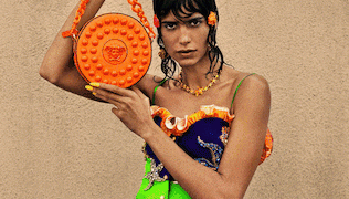 Versace mang đến sự huyền ảo với dòng túi xách SS21 La Medusa