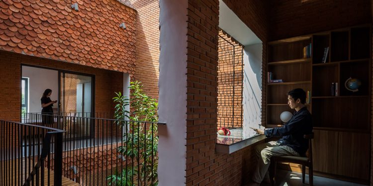 Những cung bậc cảm xúc từ ngôi nhà gạch có hai mái hiên