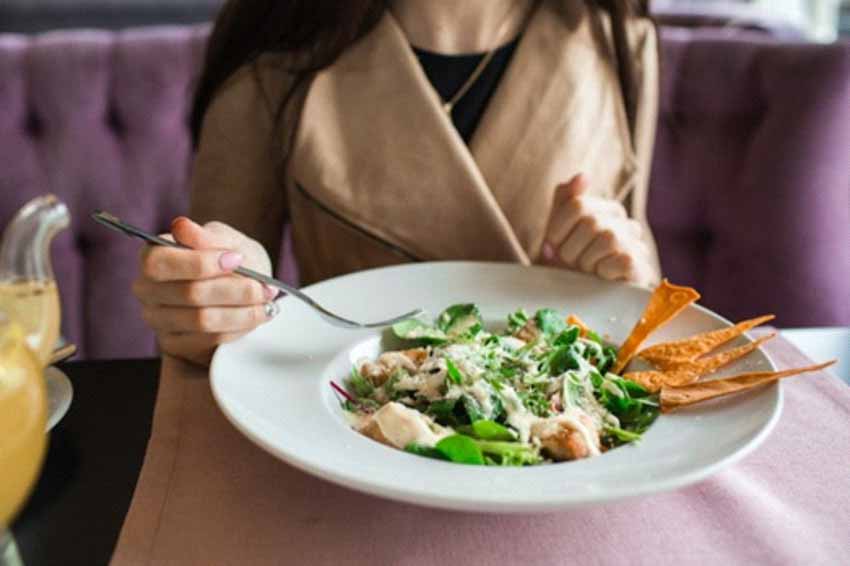 10 thói quen xấu trong ăn uống của phụ nữ cần từ bỏ vì có hại cho sức khỏe - 4