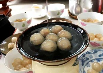 Vương giả món chè trái cây nhân... heo quay - 1