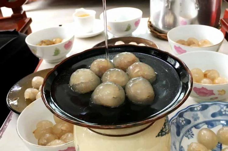 Vương giả món chè trái cây nhân... heo quay - 1