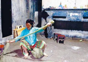 Từ trong ô cửa nhìn ra - 1