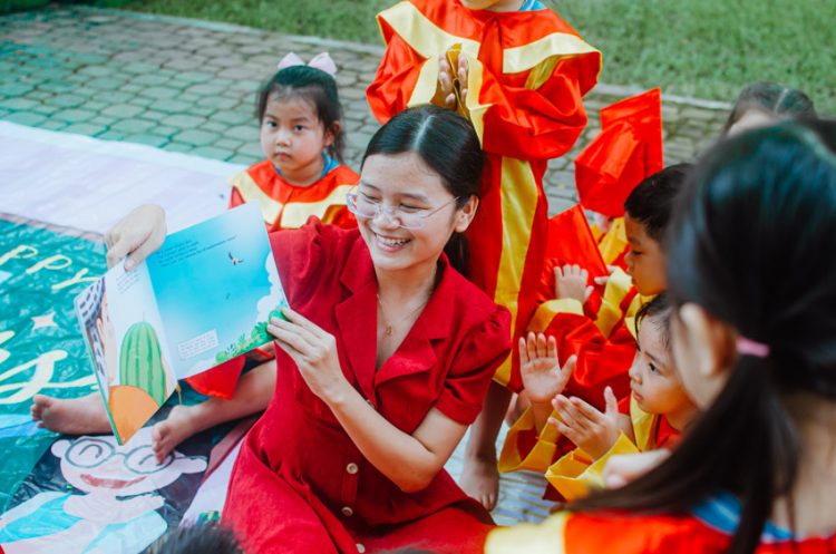 Tác giả Nguyên Trang với hoạt động thực tiễn tại công viên Gia Định vời chủ đề “Kể chuyện bé nghe: Dạy con gieo mầm, cùng con hái quả”