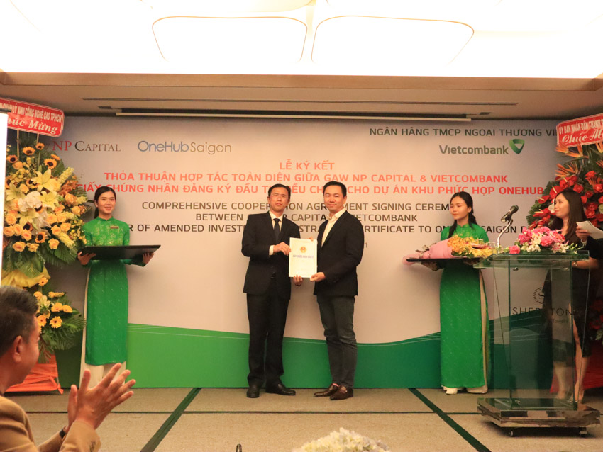 Ông  Nguyễn Anh Thi - Trưởng Ban Quản lý Khu Công nghệ cao Tp. HCM trao giấy chứng nhận đăng ký đầu tư điều chỉnh của Dự án OneHub Saigon cho Ông Võ Sỹ Nhân