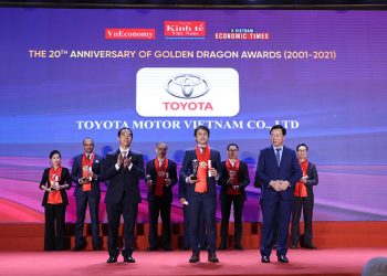Đại diện Toyota Việt Nam nhận Giải thưởng Rồng Vàng.