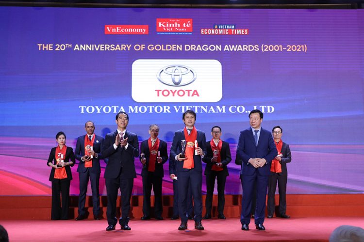 Đại diện Toyota Việt Nam nhận Giải thưởng Rồng Vàng.