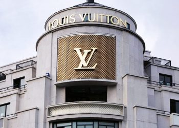Mặt tiền của cửa hàng chính của Louis Vuitton, trên đại lộ Champs Elisée ở Paris.