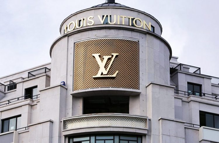 Mặt tiền của cửa hàng chính của Louis Vuitton, trên đại lộ Champs Elisée ở Paris.