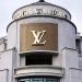 Mặt tiền của cửa hàng chính của Louis Vuitton, trên đại lộ Champs Elisée ở Paris.
