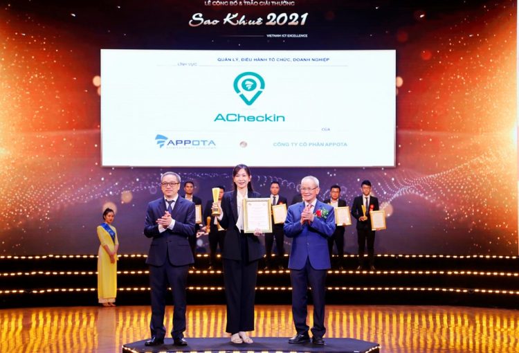 Đại diện Appota Group nhận giải thưởng