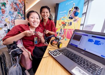 Jidapa Nitiwirakun (trong ảnh bên trái) và Pairin Chakaja (bên phải) đến từ Trường Cao đẳng Công nghệ Dòng Chúa Cứu thế Pattaya dành cho người khuyết tật ở Thái Lan tại trụ sở của Microsoft Thái Lan.