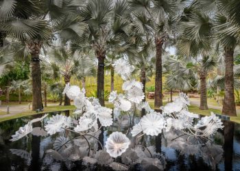 Nghệ sĩ Dale Chihulytriển lãm nghệ thuật bằng kính thổi tại Gardens by the Bay ở Singapore