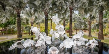 Nghệ sĩ Dale Chihulytriển lãm nghệ thuật bằng kính thổi tại Gardens by the Bay ở Singapore