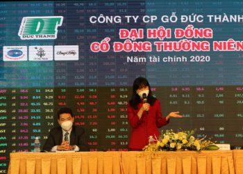 Bà Lê Hải Liễu – Chủ tịch HĐQT Gỗ Đức Thành chia sẻ tại đại hội sáng 8/5. Ảnh: Gỗ Đức Thành