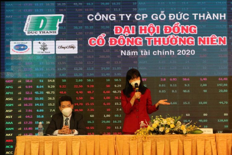 Bà Lê Hải Liễu – Chủ tịch HĐQT Gỗ Đức Thành chia sẻ tại đại hội sáng 8/5. Ảnh: Gỗ Đức Thành