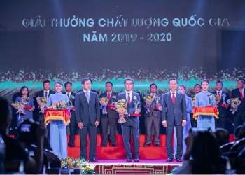 Ông Nat Changlum - Giám đốc Tài chính của Tập đoàn Prime, đại diện cho tập đoàn Prime, lên nhận giải thưởng Chất lượng Quốc gia năm 2020 tại lễ trao giải Chất lượng Quốc Gia.