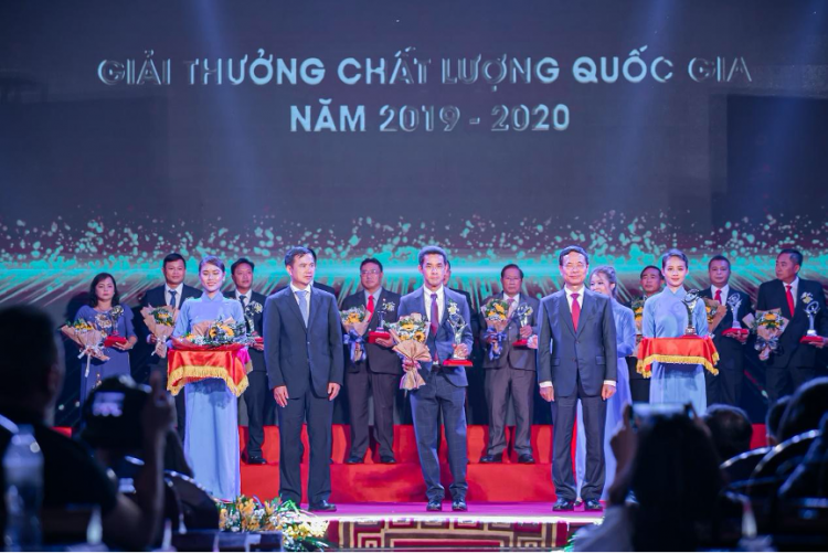 Ông Nat Changlum - Giám đốc Tài chính của Tập đoàn Prime, đại diện cho tập đoàn Prime, lên nhận giải thưởng Chất lượng Quốc gia năm 2020 tại lễ trao giải Chất lượng Quốc Gia.