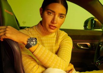 Chiếc đồng hồ Pilot’s Chronograph Edition “AMG” bằng titan và sợi carbon